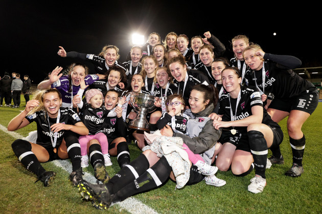 wexford-youths-players-celebrate-with-the-trophy