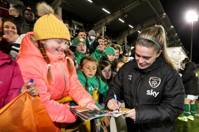 jamie-finn-signs-autographs-after-the-game