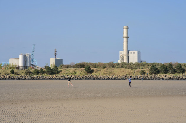 beautiful-closeup-bright-view-of-esb-dublin-bay-power-station-and-ringsend-station-against-clear-blue-sky-seen-from-sandymount-beach-dublin-ireland