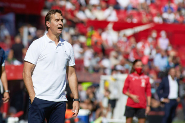 julen-lopetegui-head-coach-of-sevilla-during-the-spanish-championship-la-liga-football-match-between-sevilla-fc-and-levante-ud-on-october-24-2021-at-ramon-sanchez-pizjuan-stadium-in-sevilla-spain