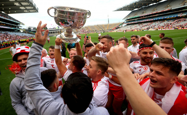 tyrone-celebrate-with-the-trophy