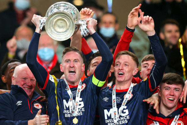 ian-bermingham-and-chris-forrester-lift-the-fai-cup
