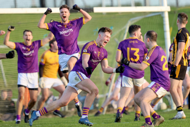 thomas-oreilly-and-team-mates-celebrate-at-the-final-whistle