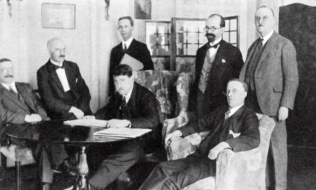 anglo-irish-treaty-1921-sinn-fein-delegates-in-london-from-left-arthur-griffith-edmund-duggan-michael-collins-at-table-robert-barton-behind-with-folder-erskine-childers-george-gavin-duffy-jo