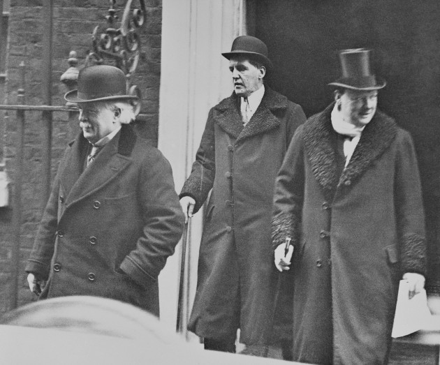 1921-david-lloyd-george-lord-birkenhead-winston-churchill-outside-10-downing-street-during-the-anglo-irish-treaty-talks