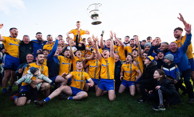 knockmore-celebrate-with-the-cup
