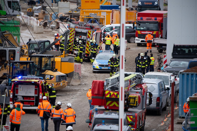 munich-germany-01st-dec-2021-firefighters-police-officers-and-railway-employees-stand-on-a-railway-site-at-the-donnersbergerbrucke-according-to-the-fire-department-three-people-were-injured-in