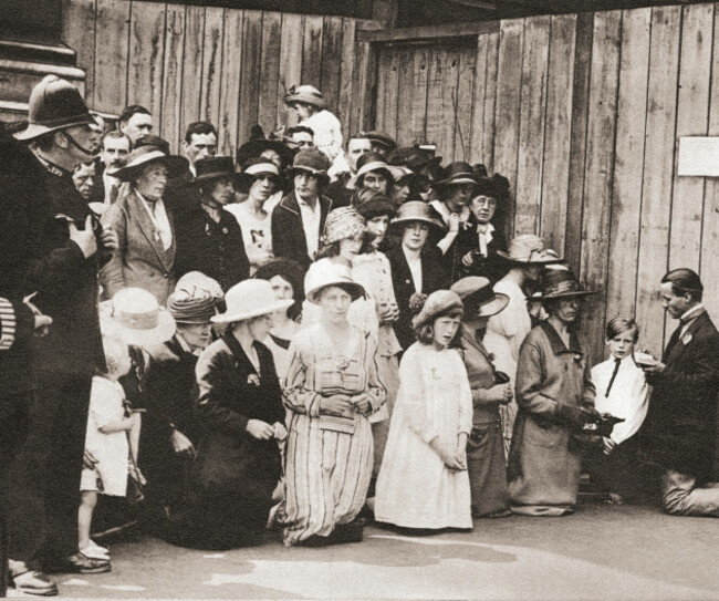 irish-men-women-and-children-on-their-knees-praying-in-downing-street-during-the-anglo-irish-treaty-meetings-of-1921-the-anglo-irish-treaty-aka-the-treaty-was-an-agreement-between-the-government