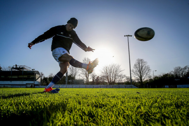 conor-dean-warms-up-before-the-match