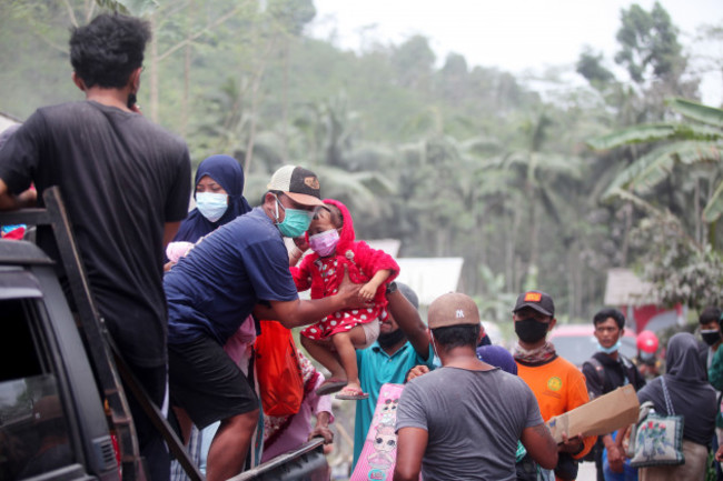 indonesia-lumajang-mount-semeru-eruption-evacuation