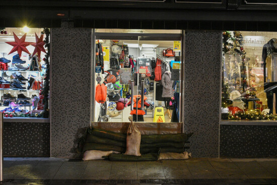 bantry-west-cork-ireland-6th-dec-2021-locals-in-bantry-spent-the-evening-preparing-for-storm-barra-credit-karlis-dzjamkoalamy-live-news