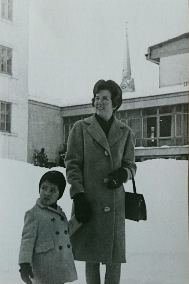 Bled ( toen nog) Joegoslavië 1968 met mijn moeder. Mijn vader heeft de foto gemaakt. Mijn ouders gingen zo vaak mogelijk op reis.