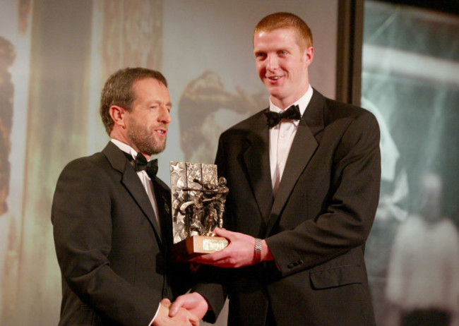 henry-shefflin-recieves-his-all-star-award-from-gaa-president-sean-kelly-in-2003