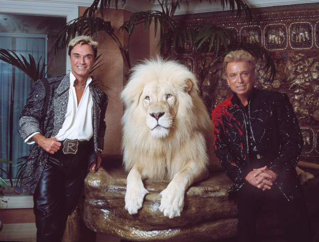 las-vegas-nevadas-headlining-illusionists-siegfried-roy-siegried-fischbacher-and-roy-horn-in-their-private-apartment-at-the-mirage-hotel-on-the-vegas-strip-along-with-one-of-their-performing-wh