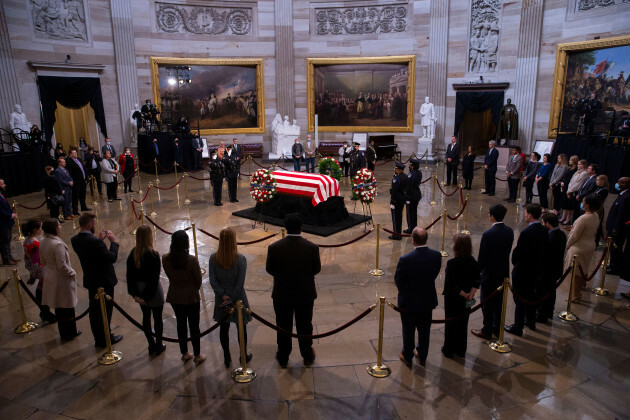 washington-usa-09th-dec-2021-members-of-the-public-pay-their-respects-before-the-casket-of-former-republican-senator-from-kansas-bob-dole-as-he-lies-in-state-following-a-ceremony-in-the-rotunda-of