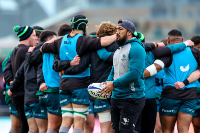 bundee-aki-during-the-warm-up