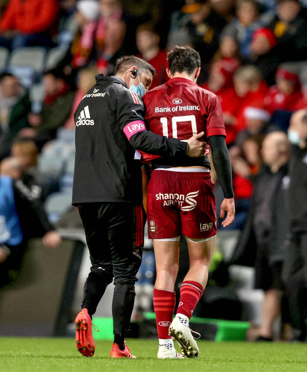 joey-carbery-leaves-the-field-due-to-an-injury