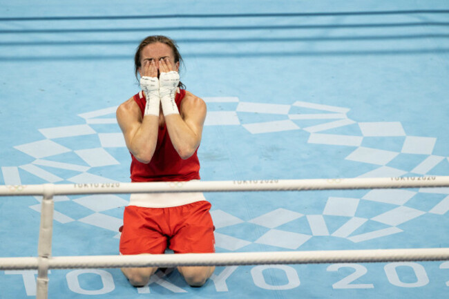 tokyo-kanto-japan-8th-aug-2021-kellie-anne-harrington-irl-wins-the-gold-medal-defeating-beatriz-ferreira-bra-in-the-boxing-womens-light-57-60kg-final-bout-during-the-tokyo-2020-olympics-at