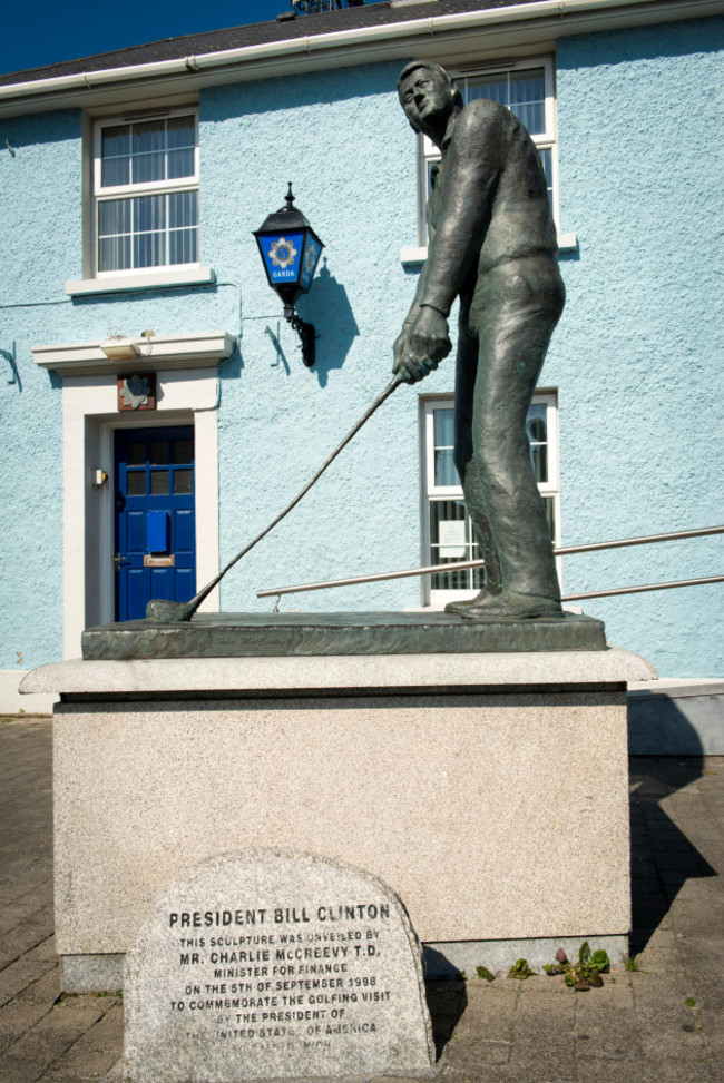 president-bill-clinton-statue-at-ballybunion-co-kerry-ireland