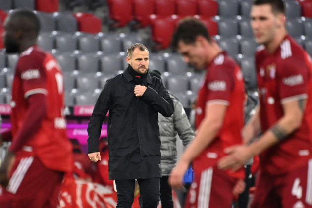 munich-deutschland-11th-dec-2021-coach-bo-svensson-1-fsv-fsv-fsv-mainz-05-after-the-end-of-the-game-disappointment-frustrated-disappointed-frustratedriert-dejected-soccer-1-bundesliga-sea