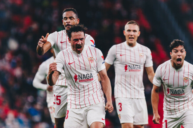 bilbao-basque-country-spain-12th-dec-2021-sevilla-players-celebrating-their-goal-during-the-la-liga-santander-match-between-athletic-club-and-sevilla-fc-at-san-mames-stadium-credit-image