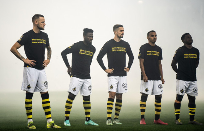 malmoe-sweden-27th-oct-2021-the-players-of-aik-stockholm-line-up-for-the-the-allsvenskan-match-between-malmoe-ff-and-aik-stockholm-at-eleda-stadion-in-malmoe-photo-credit-gonzales-photoalamy-l