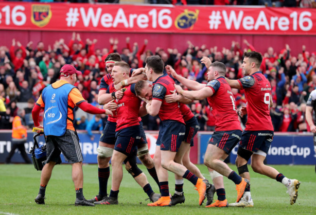 andrew-conway-celebrates-his-try-with-teammates