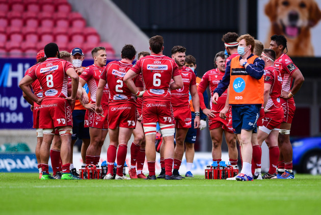 scarlets-huddle-during-a-break-in-play