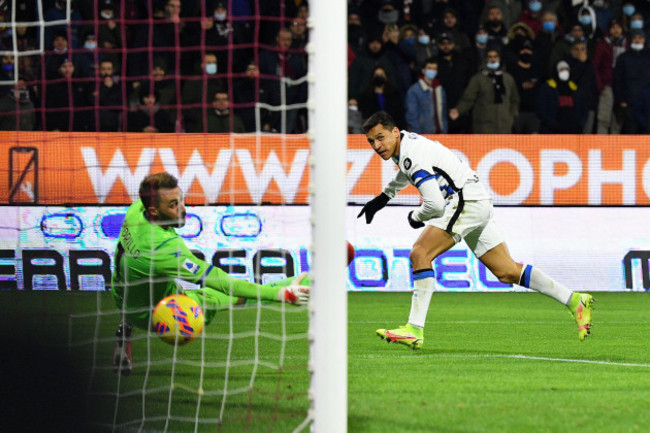 arechi-stadium-salerno-italy-december-17-2021-inter-milans-forward-alexis-sanchez-scores-the-0-3-goal-during-us-salernitana-vs-inter-fc-internazionale-italian-soccer-serie-a-match