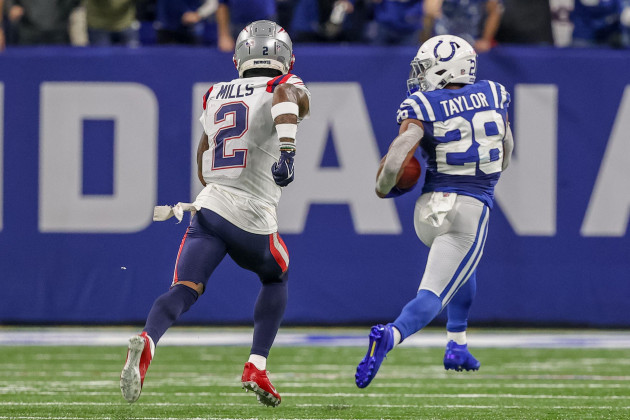 indianapolis-indiana-usa-18th-dec-2021-indianapolis-colts-running-back-jonathan-taylor-28-looks-back-at-new-england-patriots-cornerback-jalen-mills-2-as-he-breaks-away-for-a-67-yard-touchdown