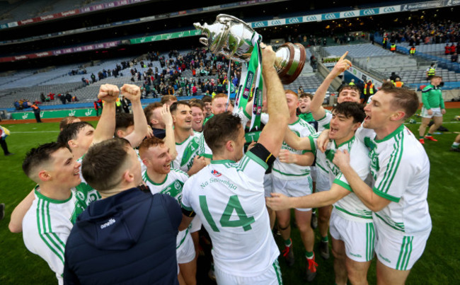 colin-fennelly-celebrates-with-the-trophy-and-his-teammates