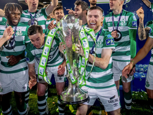 jack-byrne-lifts-the-sse-airtricity-league-premier-division-trophy