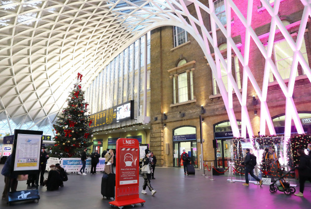 kings-cross-station-in-london-very-quiet-just-prior-to-christmas-2021-as-the-omicron-variant-makes-people-more-cautious-and-people-wtf-uk