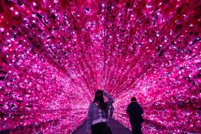 new-taipei-taipei-taiwan-22nd-dec-2021-people-are-seen-walking-on-a-footbridge-with-christmas-lights-decoration-in-new-taipei-as-taiwan-cdc-reports-7-additional-imported-cases-of-omicron-follow