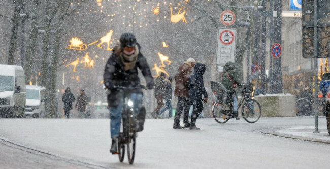 hamburg-germany-23rd-dec-2021-light-snow-drifts-in-the-afternoon-in-the-city-centre-on-monckebergstrasse-credit-markus-scholzdpaalamy-live-news