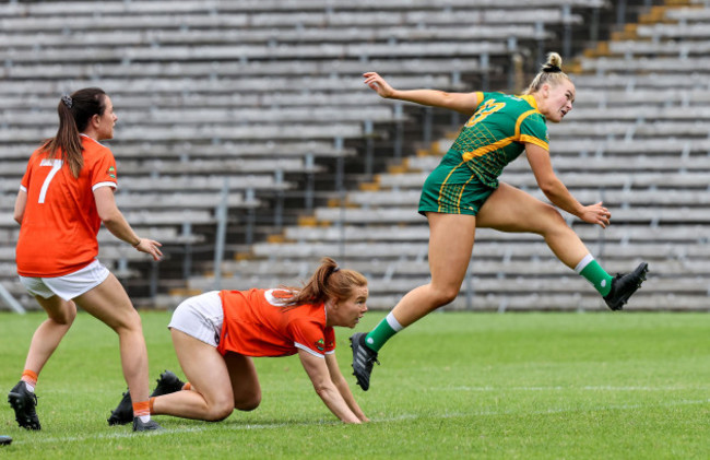 vikki-wall-scores-despite-the-attempts-of-niamh-marley