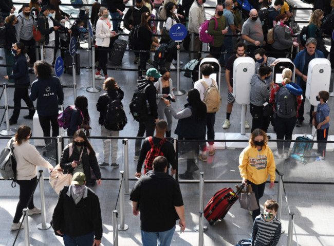 orlando-florida-usa-23rd-dec-2021-people-are-seen-in-a-tsa-security-checkpoint-line-at-orlando-international-airport-two-days-before-christmas-due-to-the-increase-and-the-spread-of-covid-19-and-o