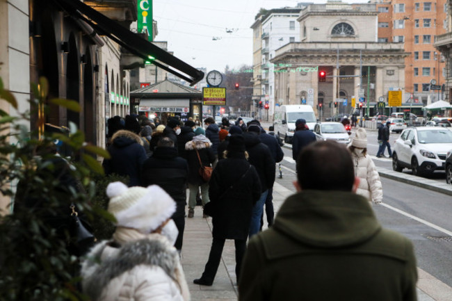 milan-italy-24th-dec-2021-queue-at-pharmacy-to-purchase-rapid-test-pads-for-covid-19-the-new-wave-with-the-omicron-variant-increased-infections-under-the-christmas-holiday-during-queue-at-pharmac