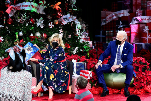 washington-vereinigte-staaten-24th-dec-2021-united-states-president-joe-biden-looks-on-as-first-lady-dr-jill-biden-reads-to-patients-at-the-childrens-national-medical-center-in-washington-dc-on