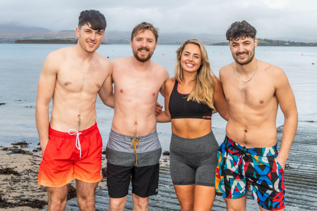 bantry-west-cork-ireland-25th-dec-2021-a-number-of-people-went-for-a-christmas-swim-in-bantry-this-afternoon-in-a-flat-calm-sea-preparing-to-have-a-dip-were-shane-keevers-roman-decomble-and-rac