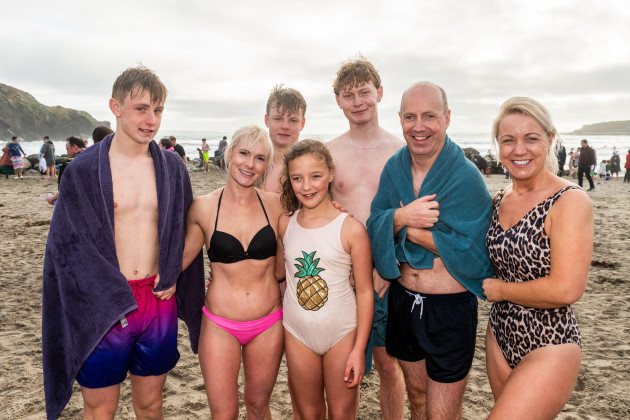 rosscarbery-west-cork-ireland-25th-dec-2021-hundreds-of-people-descended-on-the-warren-beach-this-morning-to-partake-in-a-christmas-swim-in-aid-of-rosscarbery-social-services-cry-cardiac-risk