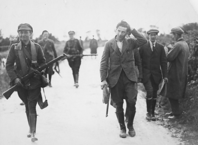 guerra-civil-irlandesa-un-soldado-del-ejército-nacional-sonriente-con-un-miembro-capturado-del-IRA-en-julio-de-1922-foto-biblioteca-nacional-de-irlanda-image-shot- 1922-fecha-exacta-desconocida