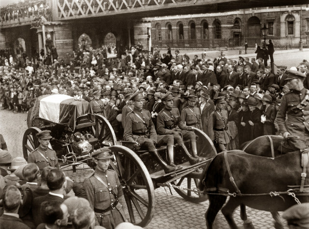 el-22-de-agosto-de-1922-michael-collins-fue-asesinado-en-una-emboscada-en-beal-na-mblath-fuera-de-cork-fue-enterrado-en-el-cementerio-de-glasnevin-el-28- agosto-1922-su-ataúd-en-un-carruaje-tirado-por-caballos-tirado-por-libre