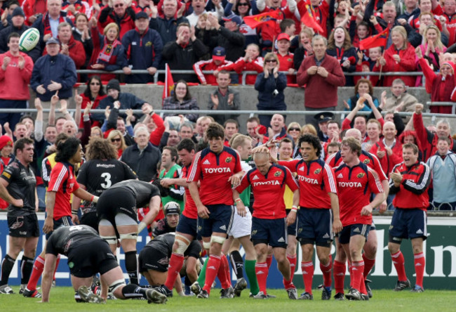 munster-players-congratulate-paul-warwick