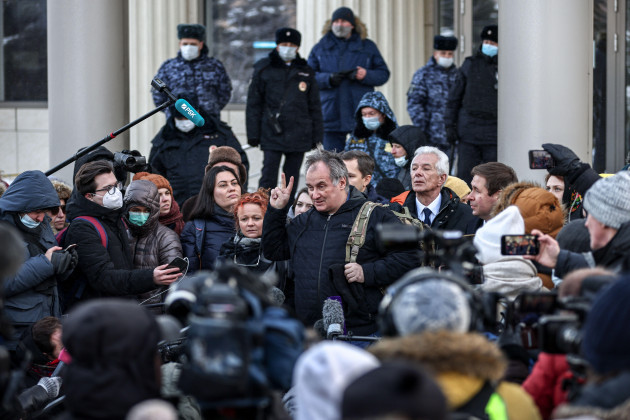 moscow-russia-29th-dec-2021-alexander-cherkasov-c-chairman-of-the-council-at-the-memorial-human-rights-center-talks-to-journalists-outside-the-moscow-city-court-that-continues-to-hear-a-lawsui