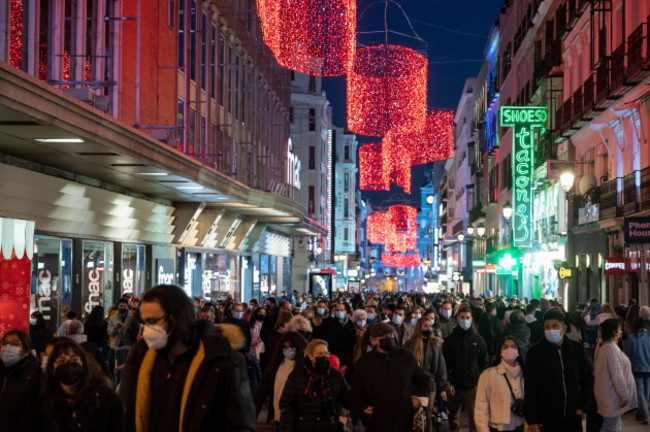 madrid-spain-28th-dec-2021-large-crowd-of-people-wearing-face-masks-to-stop-the-spread-of-coronavirus-covid-19-is-seen-in-preciados-street-downtown-madrid-despite-the-great-increase-in-positiv