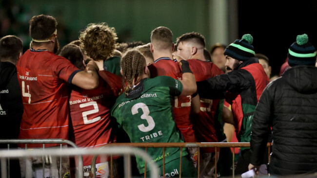 tempers-flare-between-the-sides-as-they-leave-the-field-at-half-time