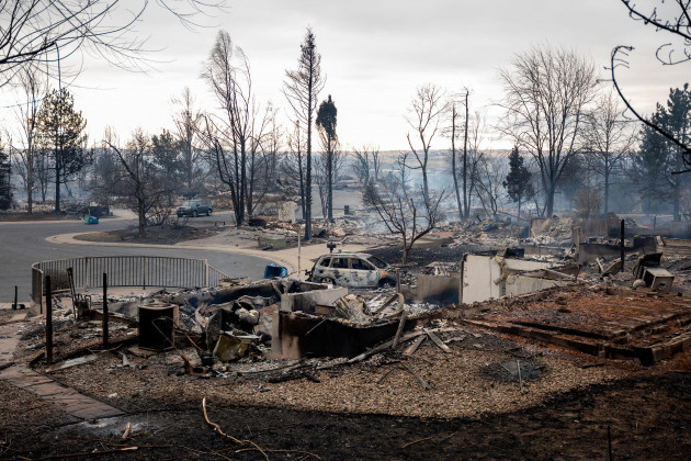 louisville-colorado-usa-31st-dec-2021-aftermath-in-the-neighborhood-between-harper-lake-and-s-centennial-parkway-in-louisville-co-following-the-marshall-fire-that-spread-rapidly-into-louisville
