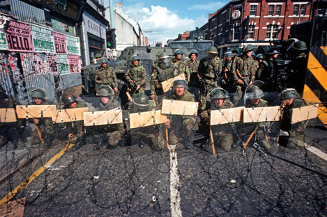 belfast-northern-ireland-march-1972-british-army-troops-manning-barricades-during-the-troubles-image-shot-1972-exact-date-unknown