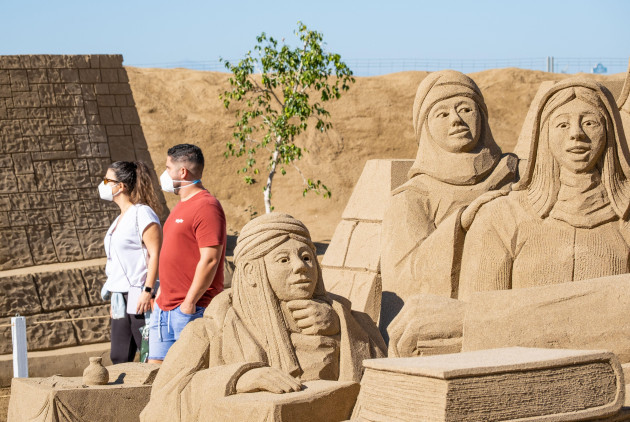 gran-canaria-canary-islands-spain-3rd-january-2022-tourists-visiting-the-huge-sand-sculptured-nativity-scene-on-the-city-beach-in-las-palmas-on-gran-canaria-credit-alan-dawsonalamy-live-news